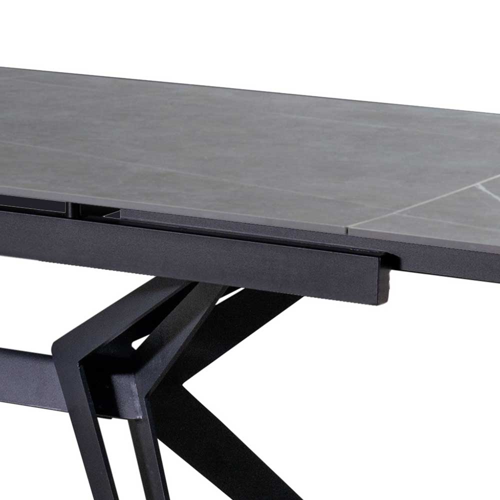 Auszugsfunktion des Speisetisches mit zwei grauen Keramikplatten und schwarzer Rahmenkonstruktion – Cherry