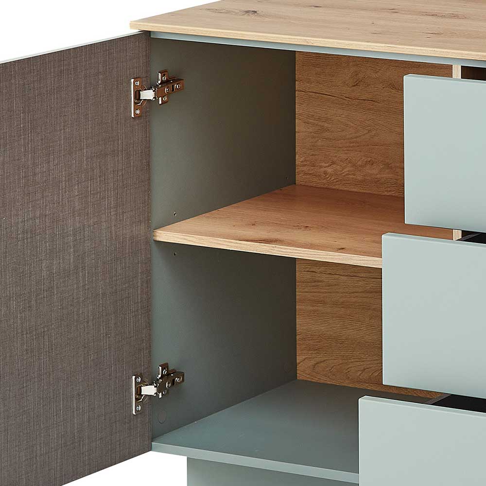 Innerer Bereich des Sideboards mit offenem Fachboden und Tür mit Stoffstruktur – Yoan