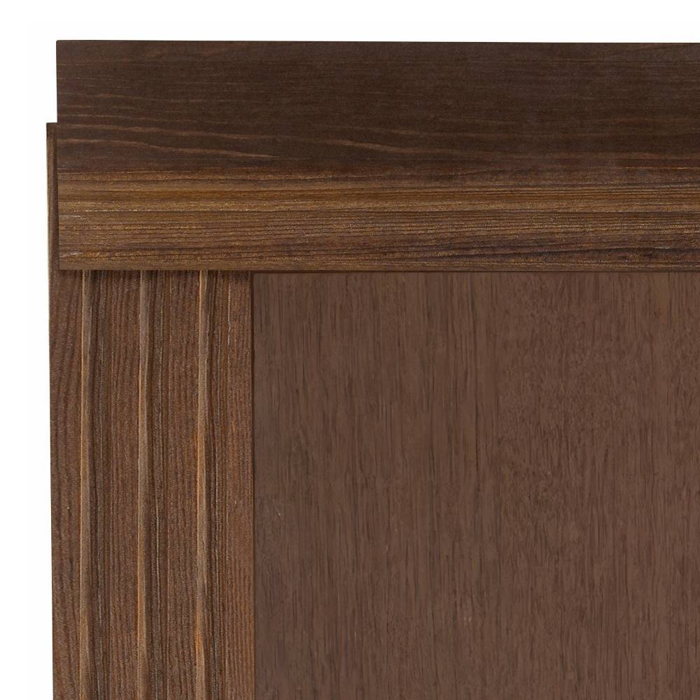Obere Kante des dunkelbraunen Holzregals mit sichtbarer Holzmaserung – Nizina