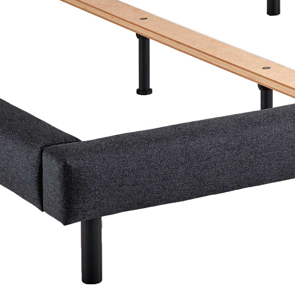 Detailansicht des dunkelgrauen Bettrahmens aus Stoff mit stabilen schwarzen Füßen – Onesty