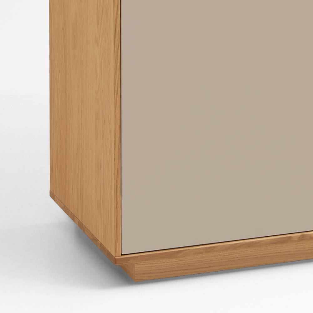 Sockel und Seitenansicht des Schuh Vertikos in Eiche Bianco und Taupe – Nova