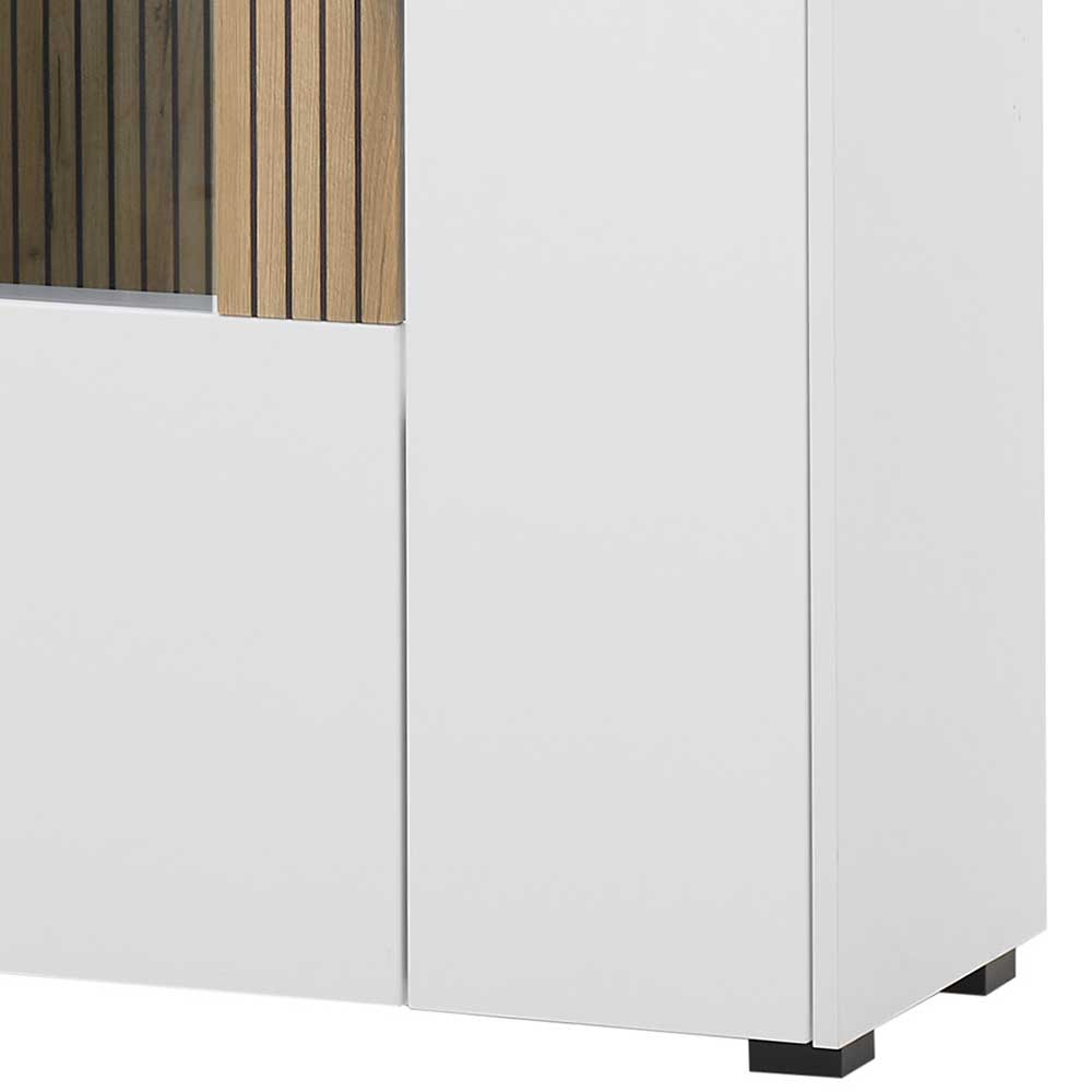Detaillierte Ansicht der schwarzen Standfüße des weißen Highboards – Nenaloro
