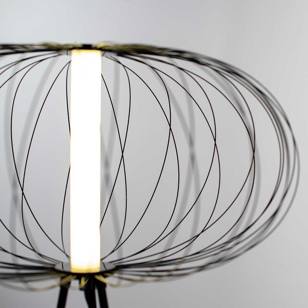 Detailansicht des beleuchteten LED-Elements und des ovalen Drahtgeflecht-Schirms der modernen Stehlampe – Natali