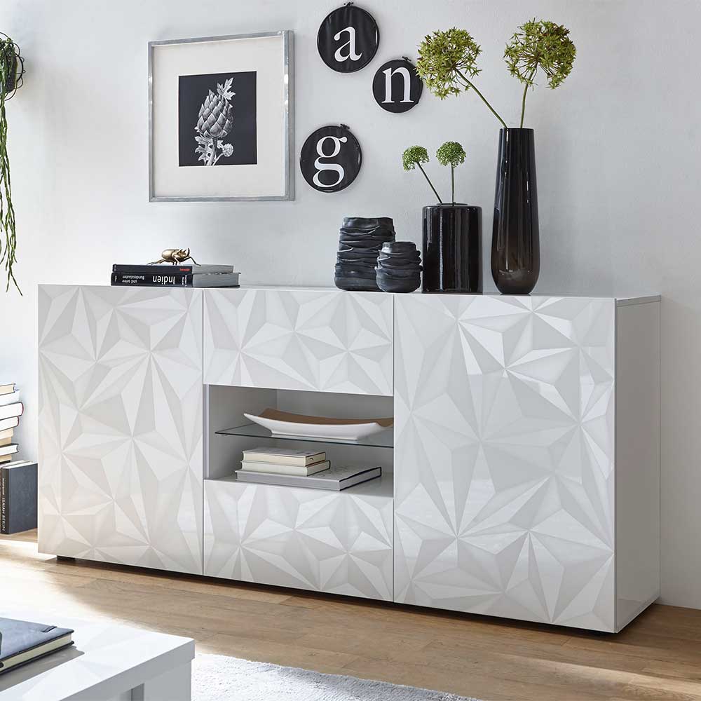 Breites weißes Hochglanz-Sideboard mit geometrischem Muster und offenem Glasregal – Vovasoma