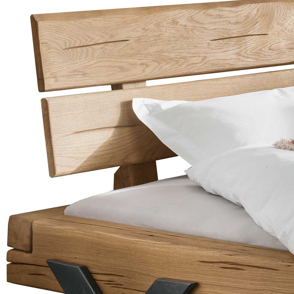 Designbett aus Eichenbalken mit Metallfüßen - Frenanda