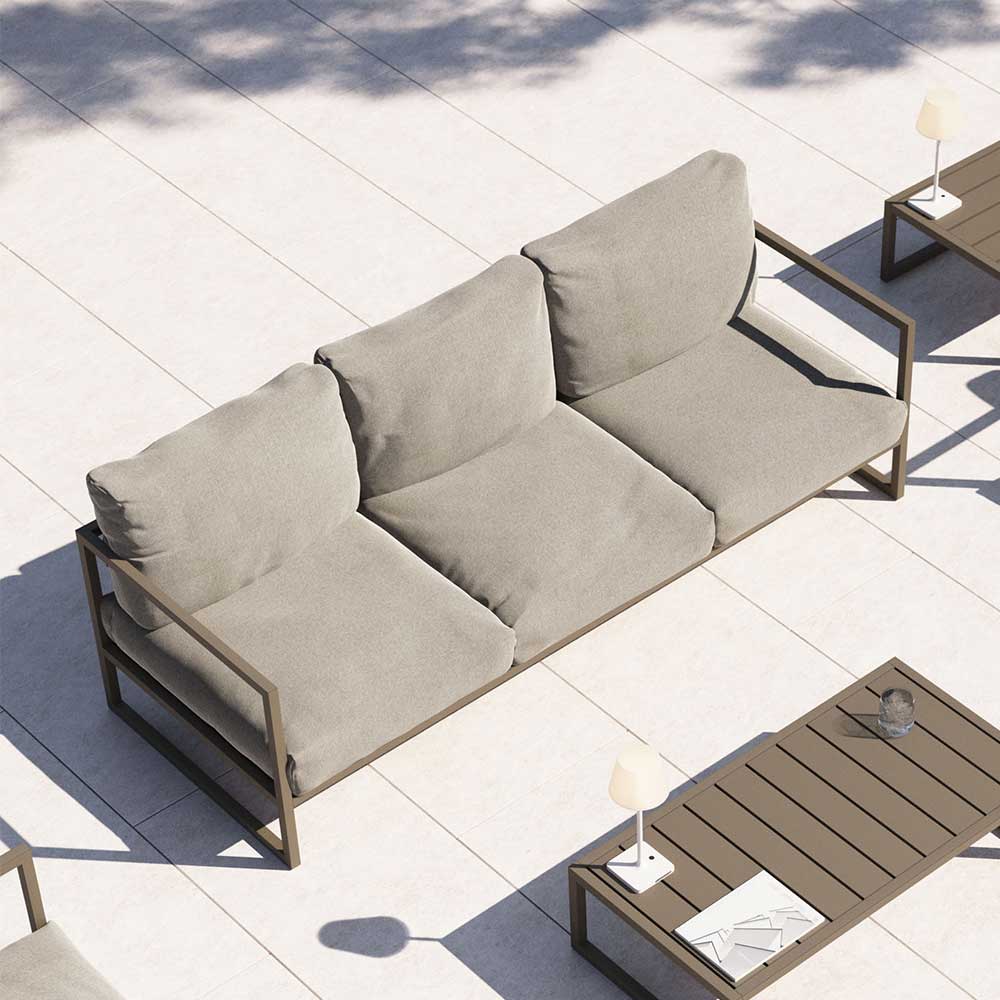 Modernes 3-Sitzer Gartensofa in Graugrün und Hellgrau auf einer Terrasse – Zaruto