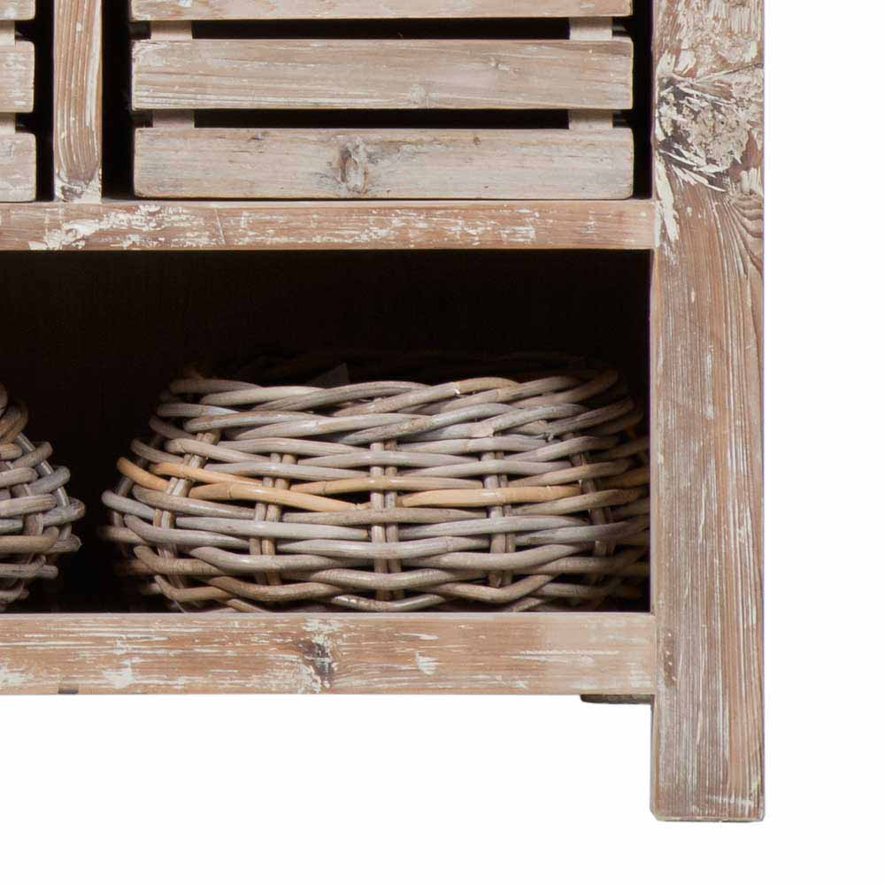 Geflochtener Korb in offener Ablage des rustikalen Küchen Arbeitstisches aus Holz – Ashvills
