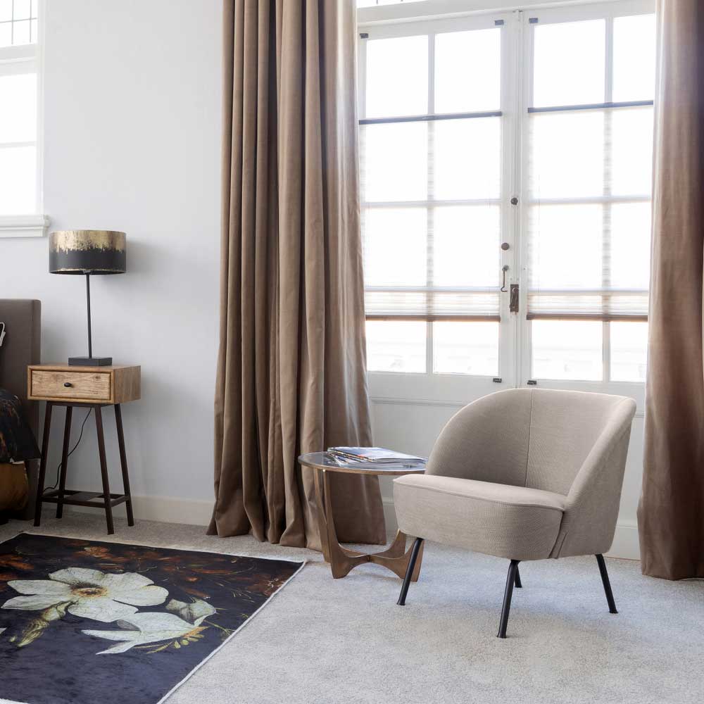 Beiger Cocktailsessel mit schwarzen Metallfüßen im hellen Schlafzimmer als Lesesessel – Lafronda