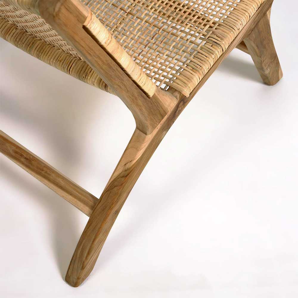 Nahaufnahme des eleganten Teakholz Stuhlbeins und der Rattan Sitzfläche – Rimorio