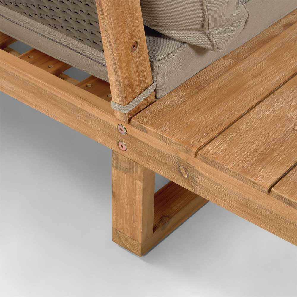 Holzarmlehne und geflochtene Rückenlehne des Akazien Gartensofas mit beige Polster – Captino