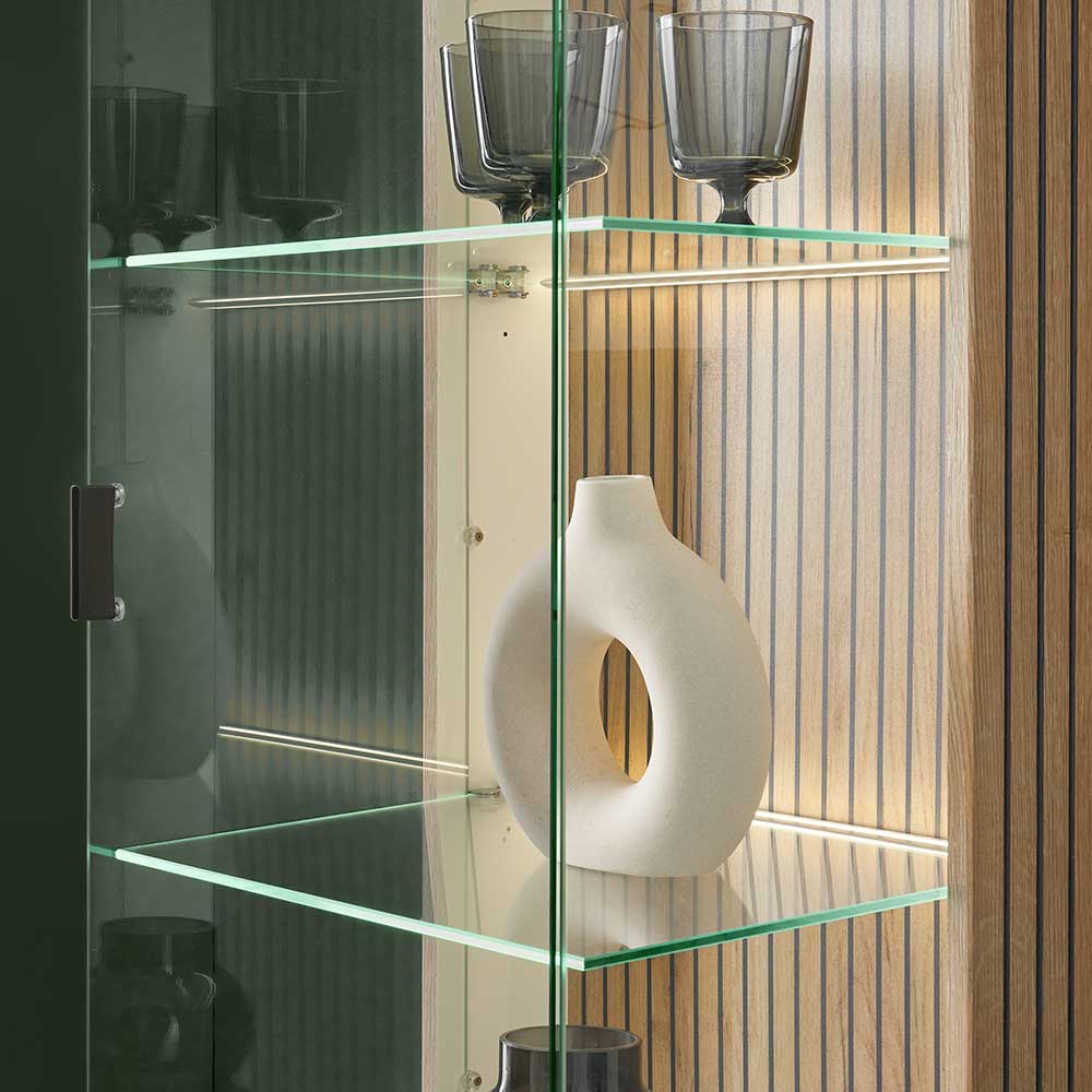 Beleuchteter Glasboden der Vitrine mit weißer Vase und Gläsern, Holzlamellen – Nenaloro