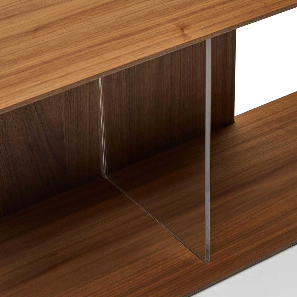 Innenansicht eines Nussbaum-Regalmoduls mit transparentem Acrylteiler für flexible Aufteilung – Kiara