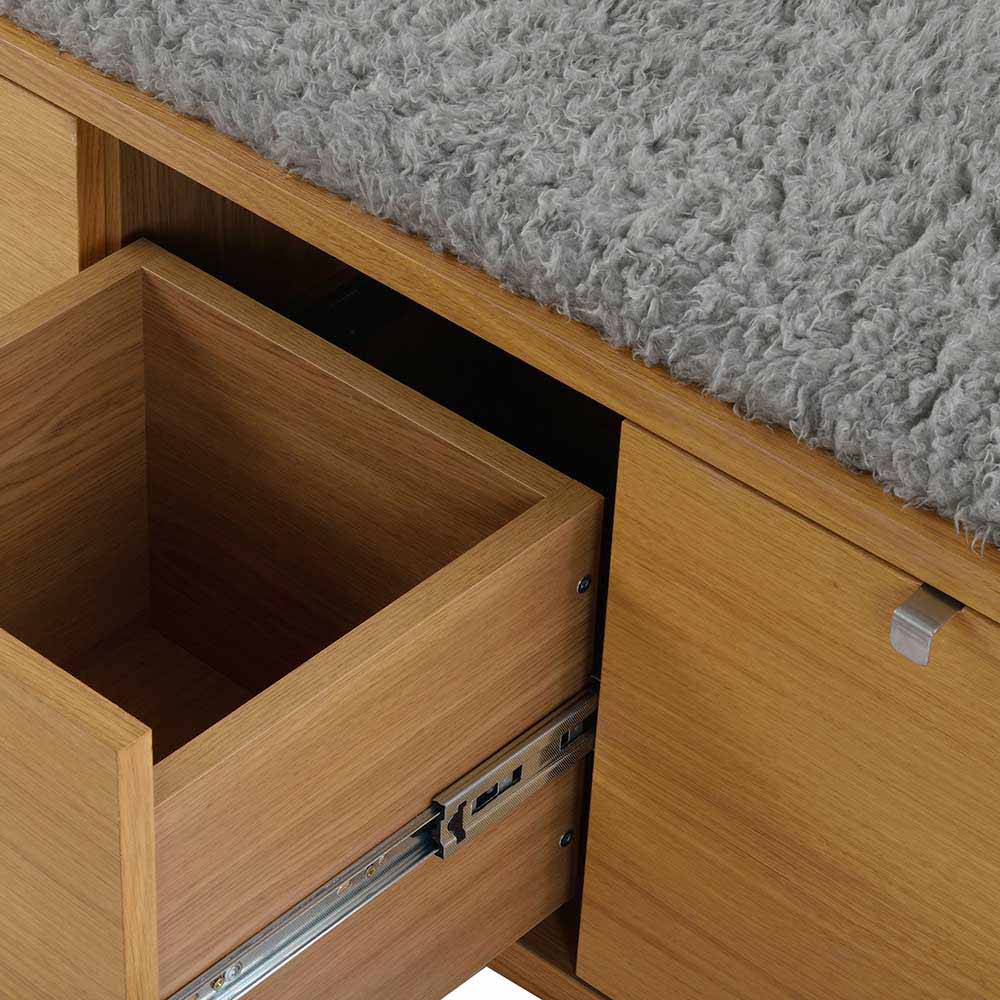 Innenansicht des Schubkastens der Dielenbank mit viel Stauraum und Holznachbildung – Helvana