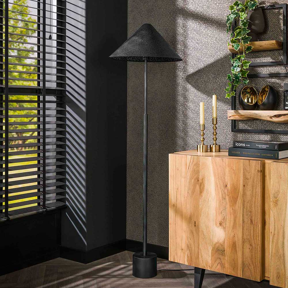 Schwarzgraue Stehlampe aus Metall mit perforiertem Kegelschirm und zylindrischem Fuß im modernen Wohnzimmer – Catron