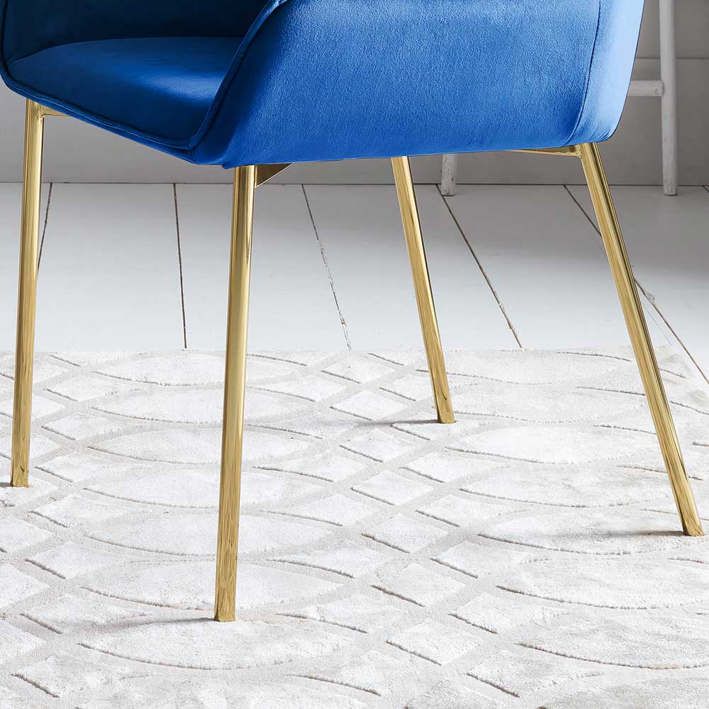 Goldene Metallbeine des blauen Samtstuhls im modernen Design – Angora