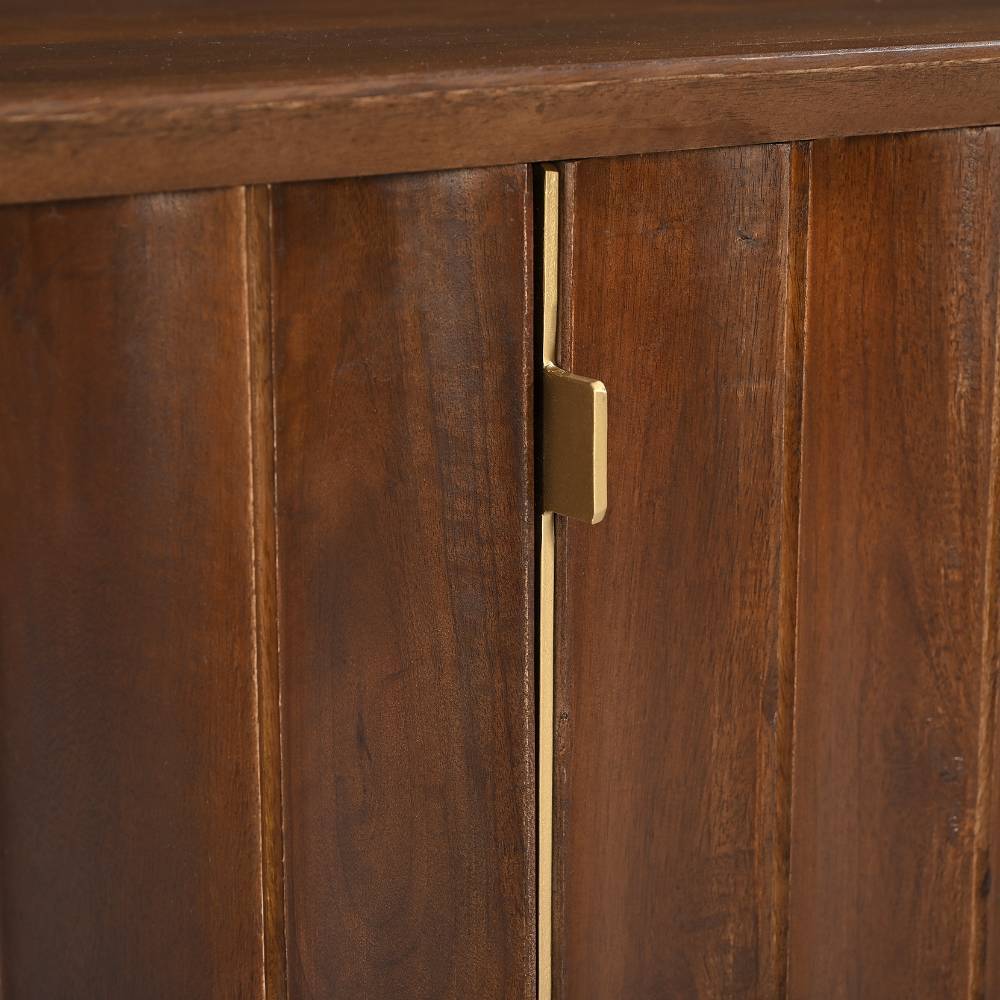 Goldfarbener Griff und geriffelte Türen am TV Lowboard aus Massivholz für das Wohnzimmer – Tanky