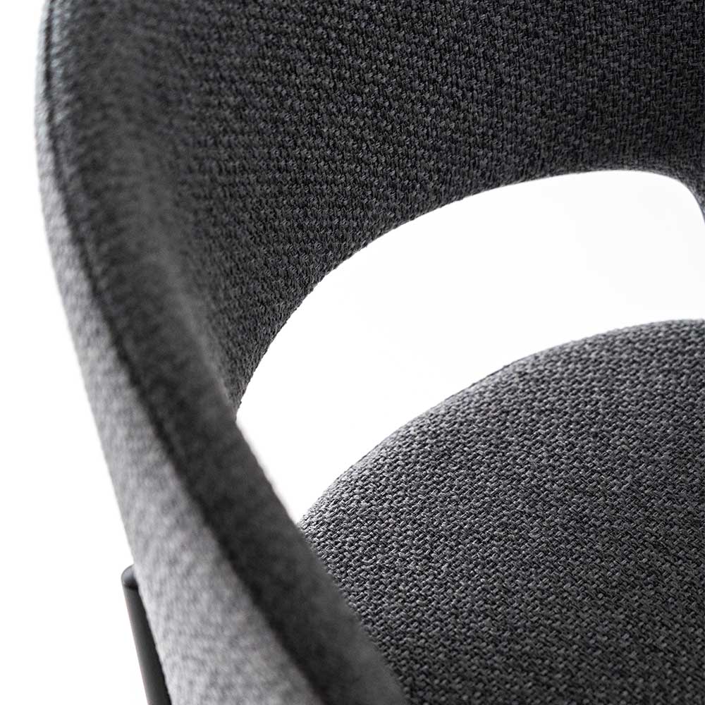 Armlehne und Sitzfläche des grauen Strukturstoff Stuhls im Detail, 2er Set – Makimona