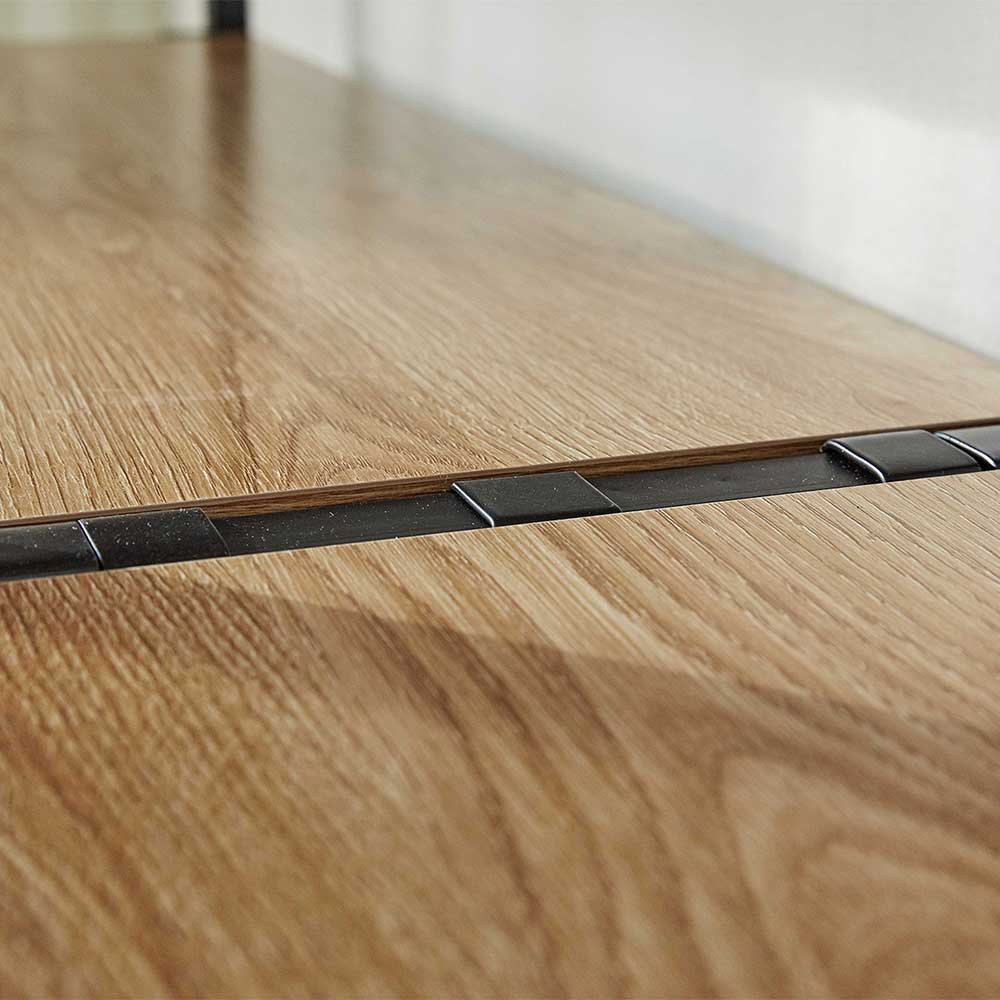 Detail der verbundenen Holzregalböden mit schwarzem Mittelstreifen für ein nahtloses Design – Special