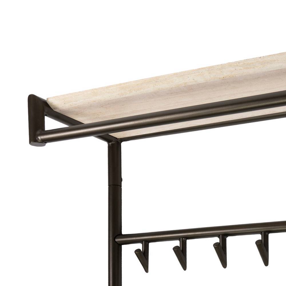 Obere linke Ecke der Wandgarderobe mit heller Ablage in Holzoptik und dunklem Metallrahmen – Matura