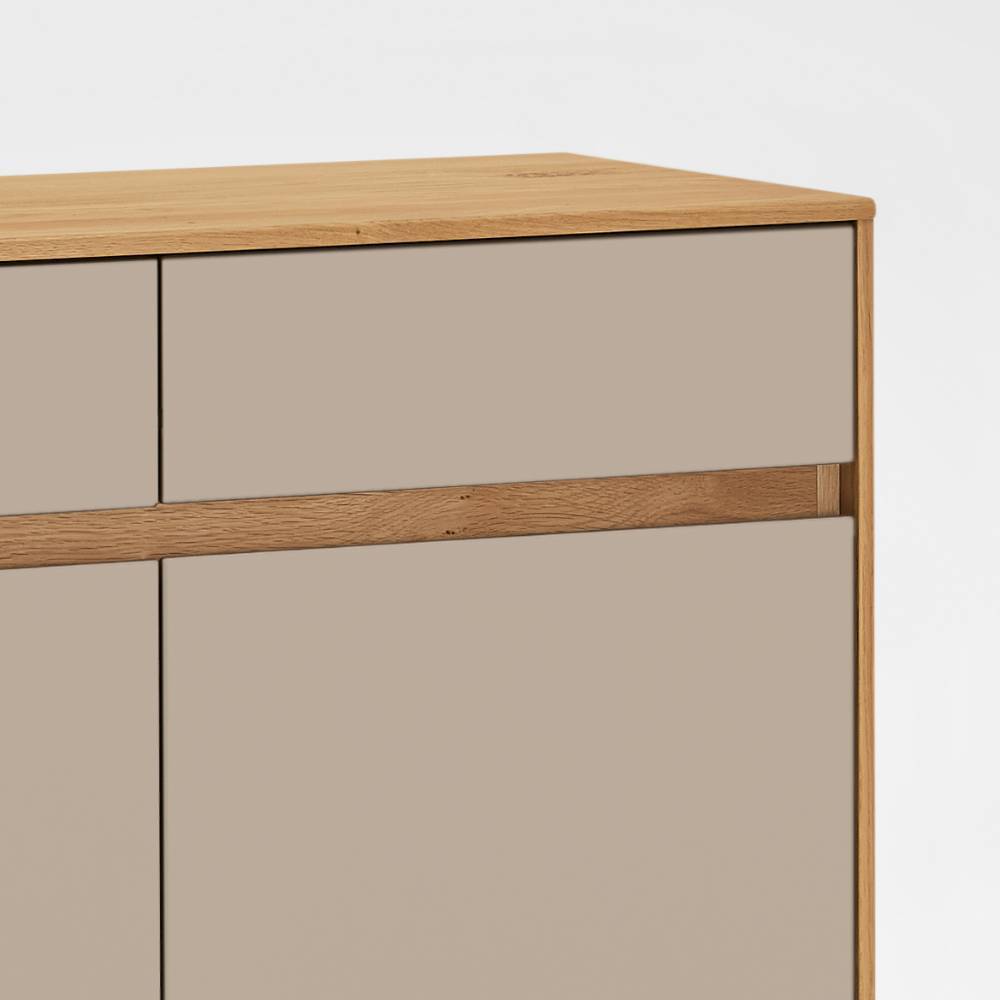 Obere Schublade und hölzerne Griffleiste der Kombi-Kommode in Taupe – Nova