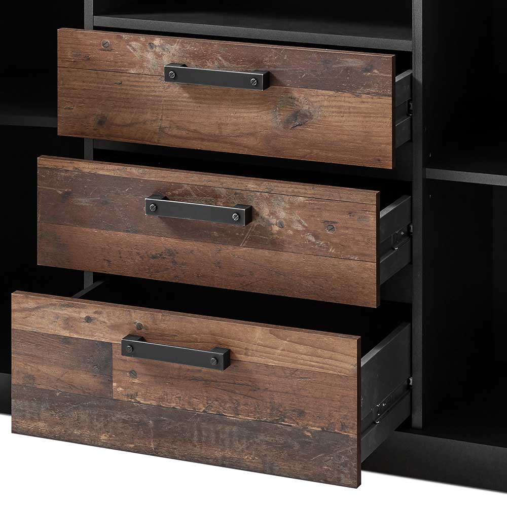 Drei ausgezogene Schubladen des Sideboards mit Altholz-Fronten und schwarzen Metallgriffen – Timuras