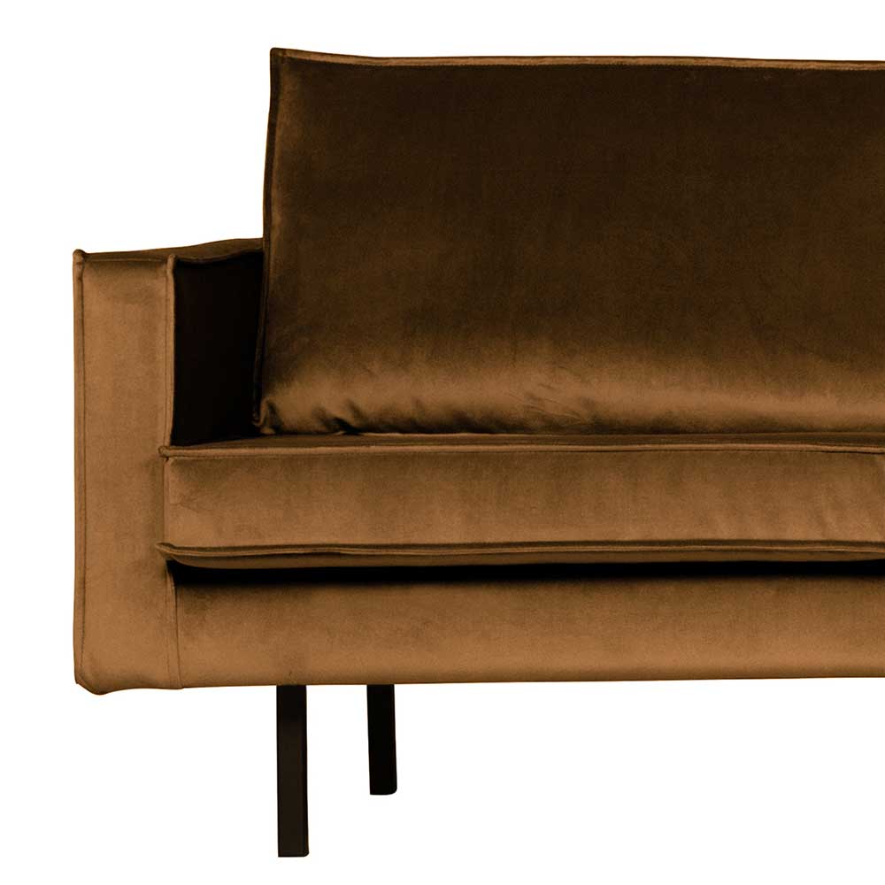 Rechte Armlehne und Sitzfläche des Samtsofas in Honiggelb mit feiner Textur – Saguan