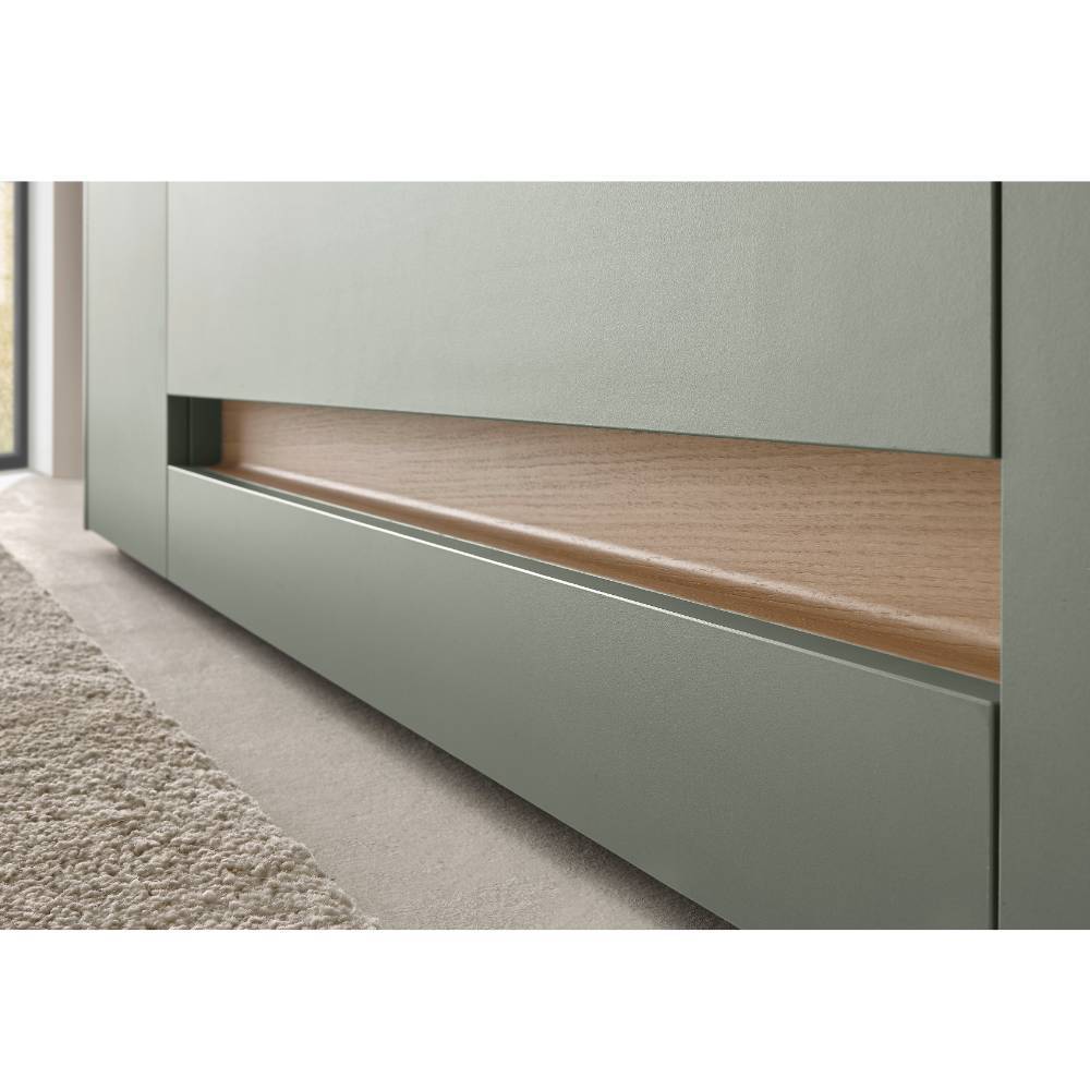 Unterer Frontbereich der graugrünen Mediakommode mit eleganter Holzblende und Griffmulde – Socotta
