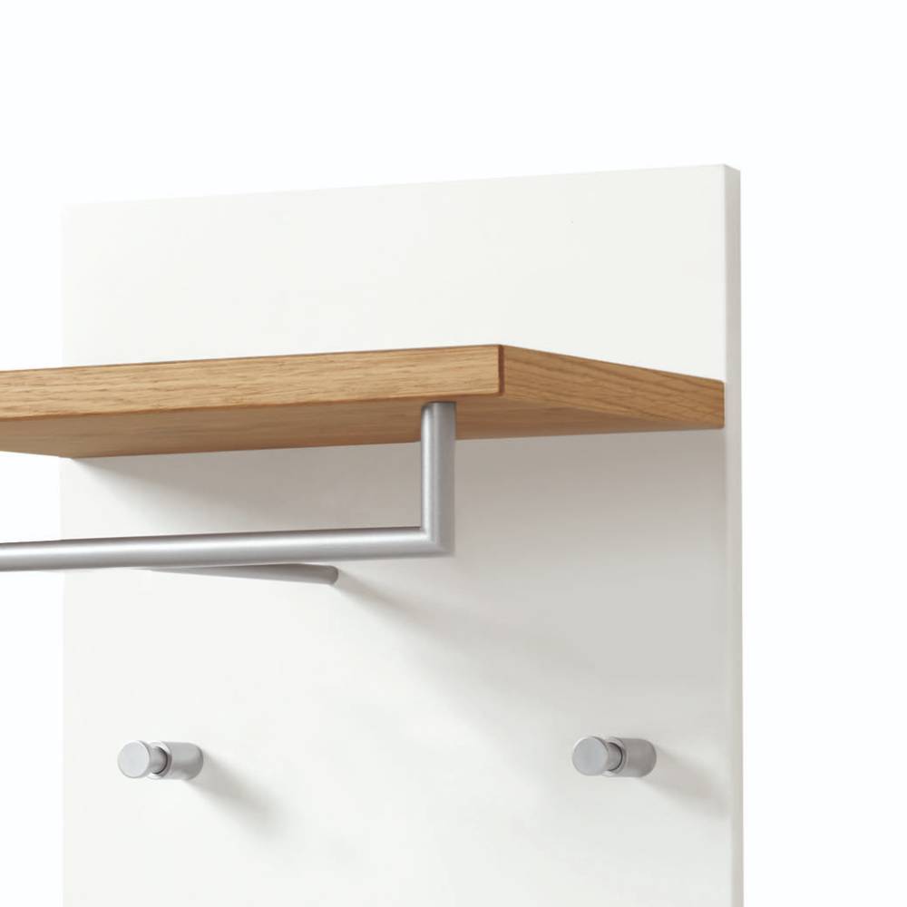 Garderobenpaneel in Weiß mit Eichenfurnier-Ablage, silberner Kleiderstange und zwei Haken – Danita