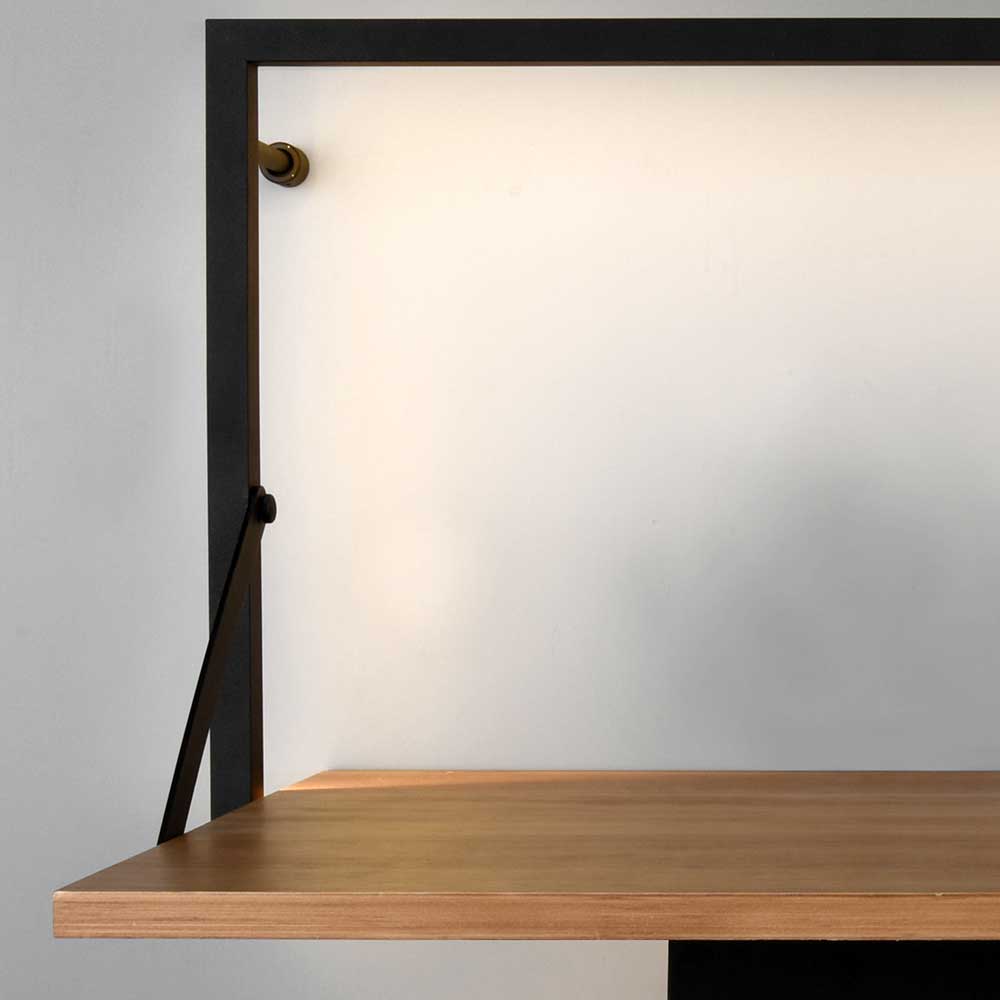 Beleuchtetes Wandregal mit warmer LED Lichtleiste, Holzplatte und schwarzem Metallrahmen – Emdan