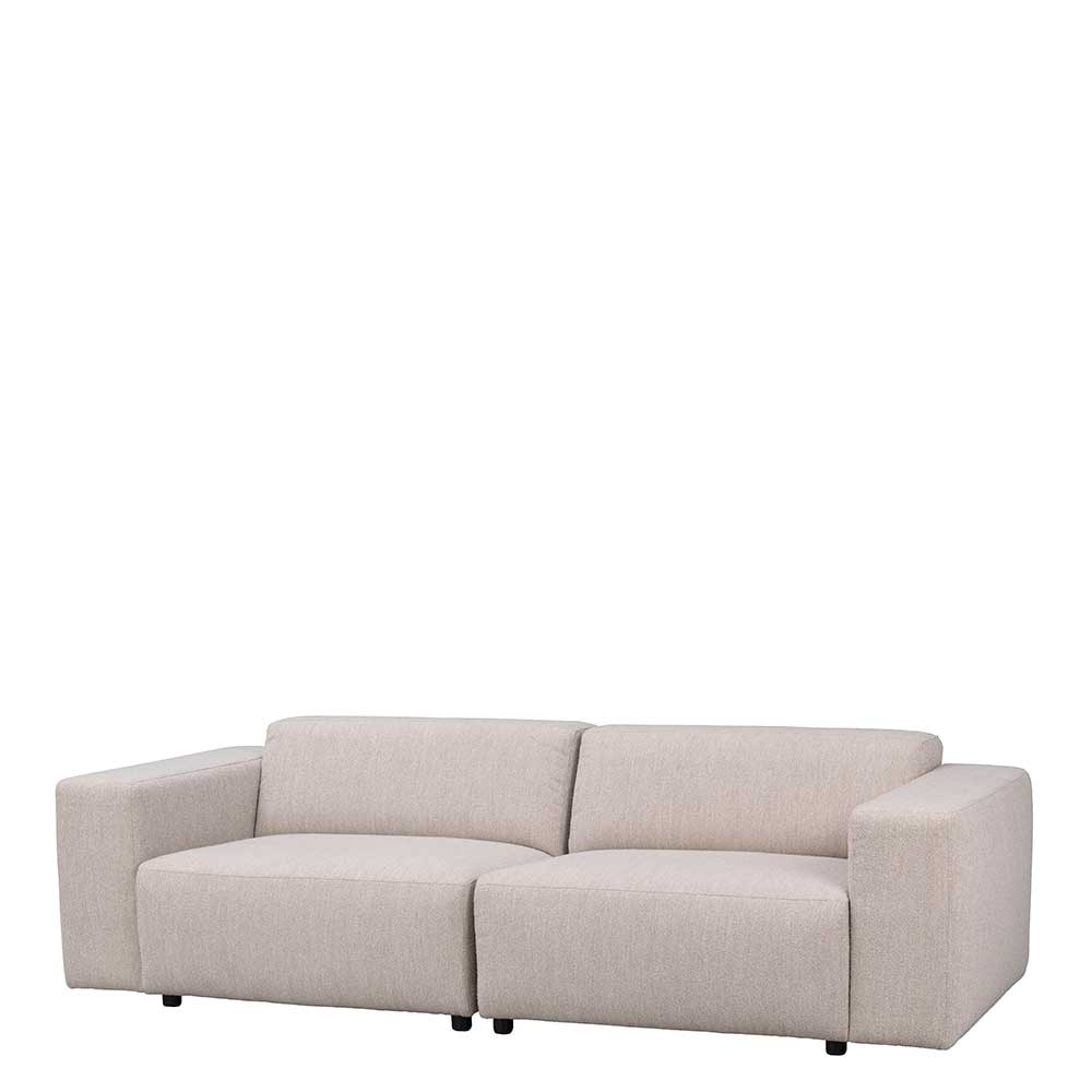 Komfortables cremefarbenes Boucle Dreisitzer Sofa in leicht schräger Ansicht – Casca