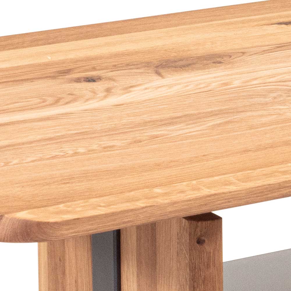 Detailansicht der Tischplatte aus massiver Eiche mit natürlicher Holzmaserung und sanften Rundungen – Drian