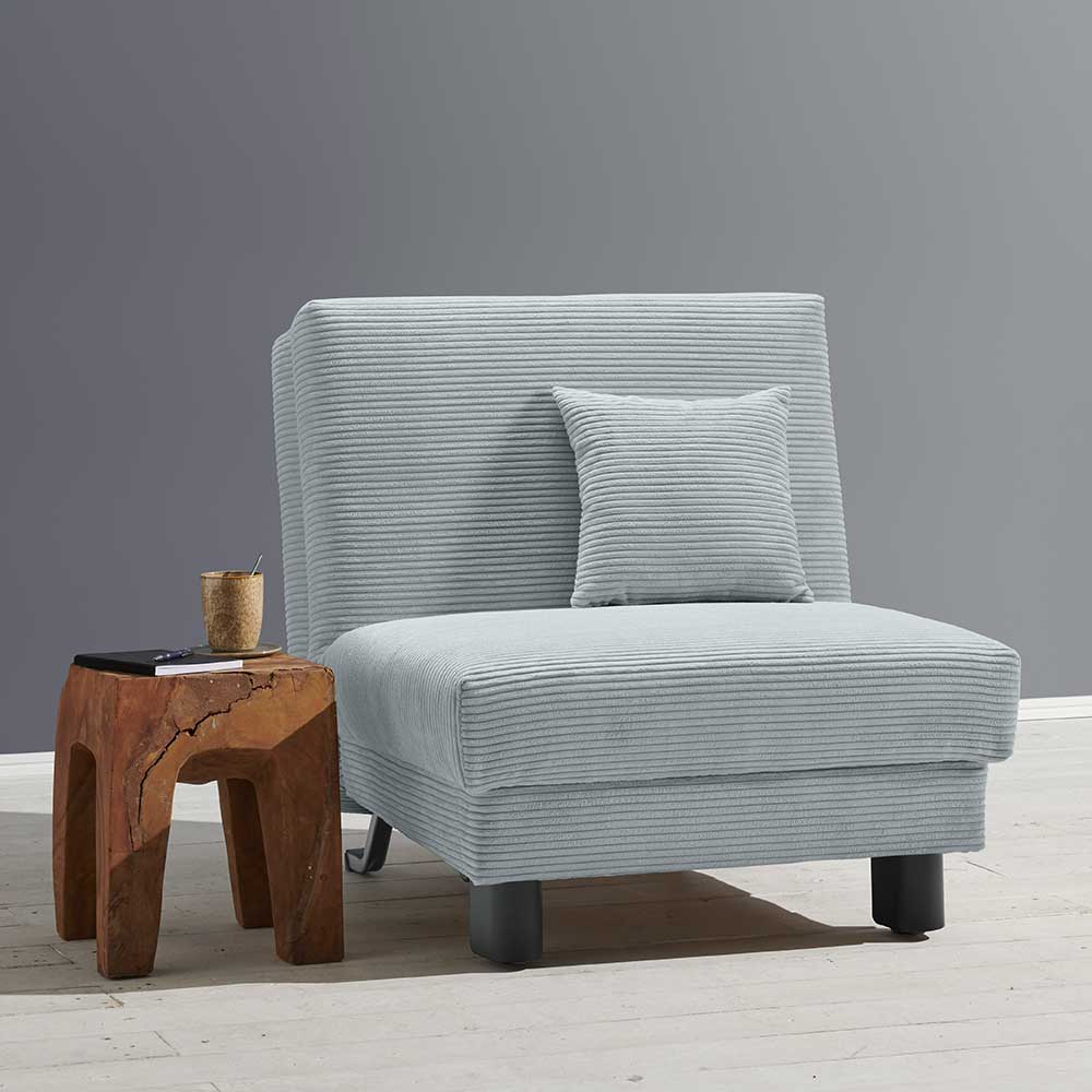 Hellblauer Kord Sessel mit Bettfunktion und passendem Kissen im modernen Wohnzimmer – Lenox