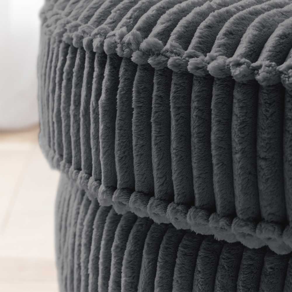 Detailaufnahme des weichen anthrazitfarbenen Cordstoffes am Big Sessel mit feiner Rippenstruktur – Fassong