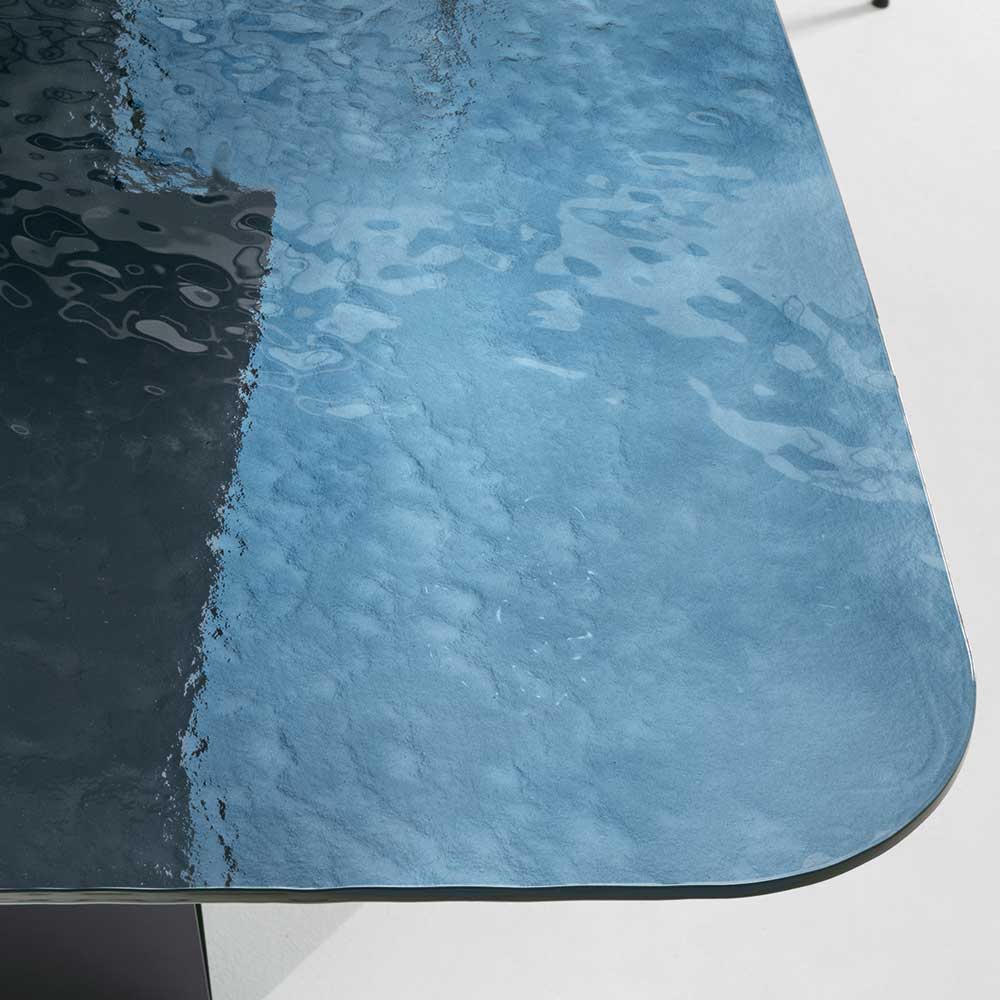Blaue Tischplatte aus Strukturglas mit reflektierenden Lichteffekten – Gaspers