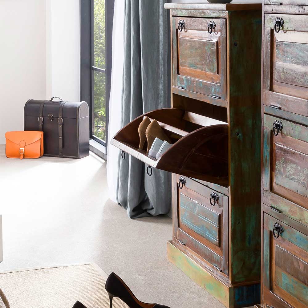 Geöffnete Klappe der bunten Schuhkommode im Shabby Chic Stil mit sichtbaren Schuhen – Jamaica