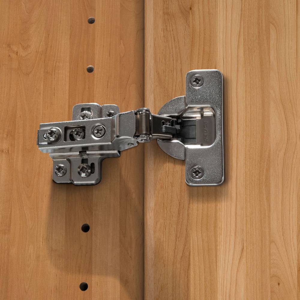 Kleiderschrank Scharnier silberfarben an heller Holztür – Crucav