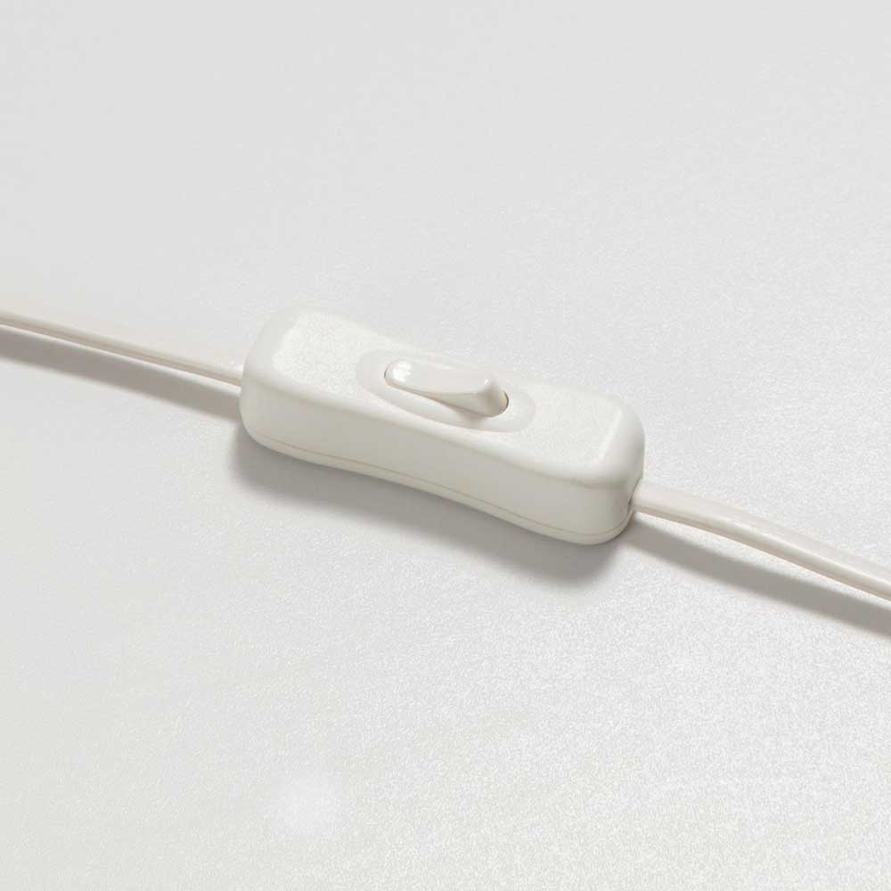Weißer Ein-Aus-Kippschalter am Stromkabel der beigen Tischlampe für einfache Bedienung – Veromica