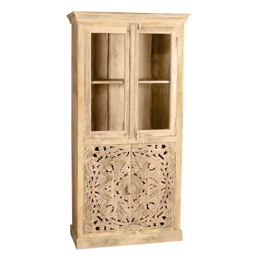 Vintage Holzvitrine mit geschlossenen Glastüren und aufwendigen Holzschnitzereien – Runiasa