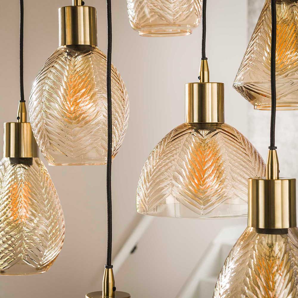 Strukturierte bernsteinfarbene Glasschirme der Hängelampe mit goldenen Fassungen und Chevron-Muster – Dress
