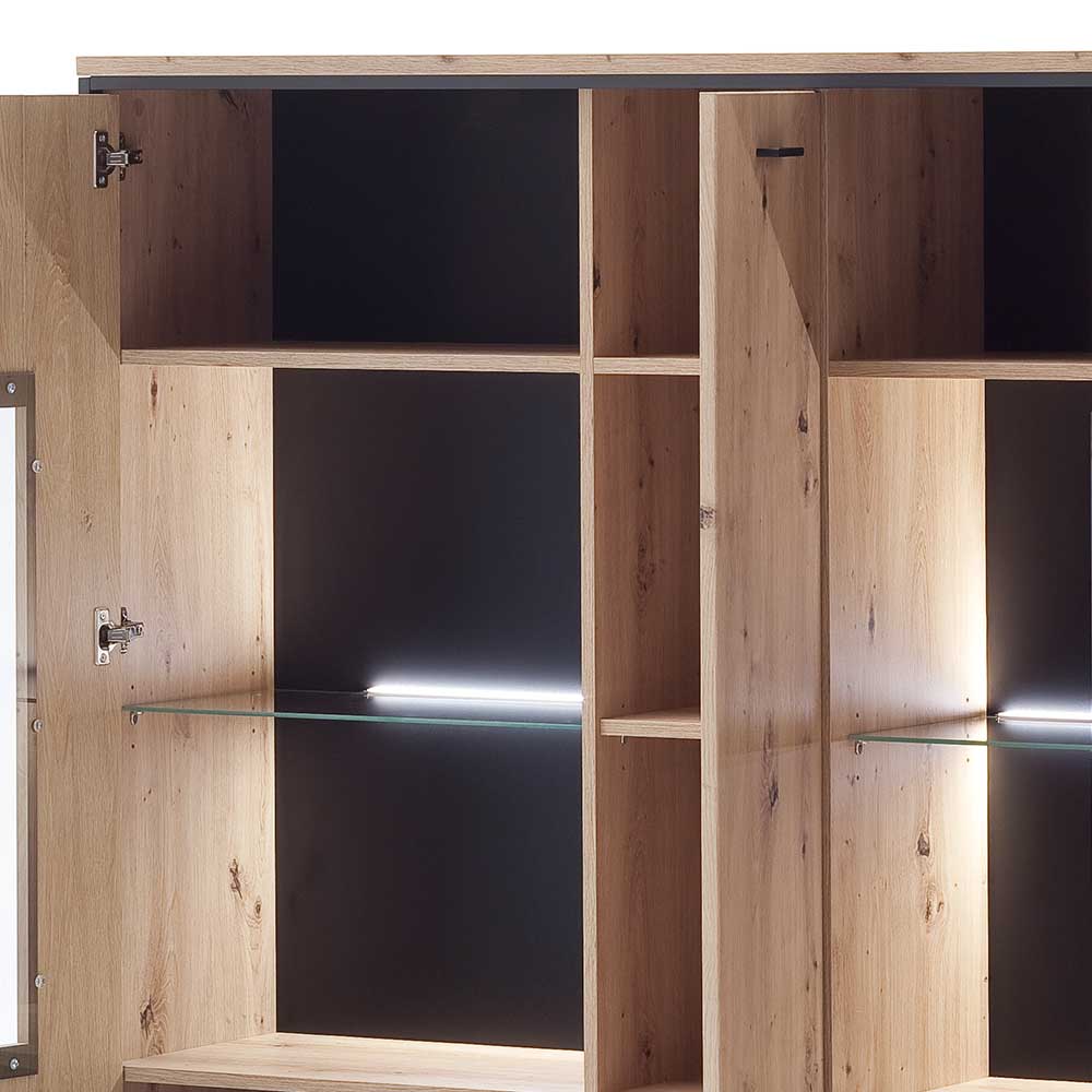 Detaillierte Innenansicht des Highboards mit integrierter LED-Beleuchtung und transparenten Glasböden – Nikdus