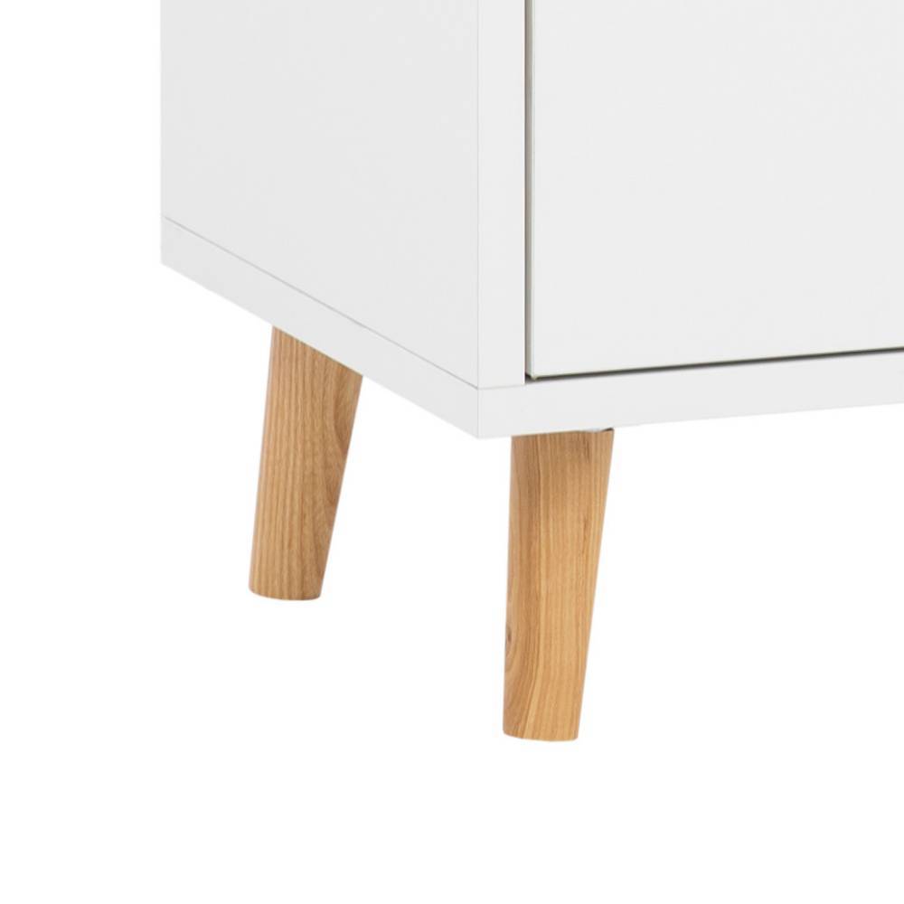 Massivholzfüße der weißen Garderobenbank im modernen Scandi Design – Anuta