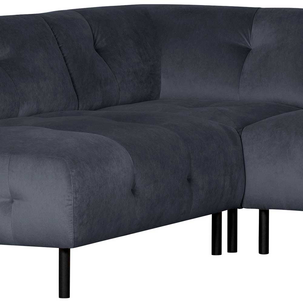 Eckbereich des dunkelgrauen Samt L-Sofas mit Knopfheftung im Polster – Roccoss