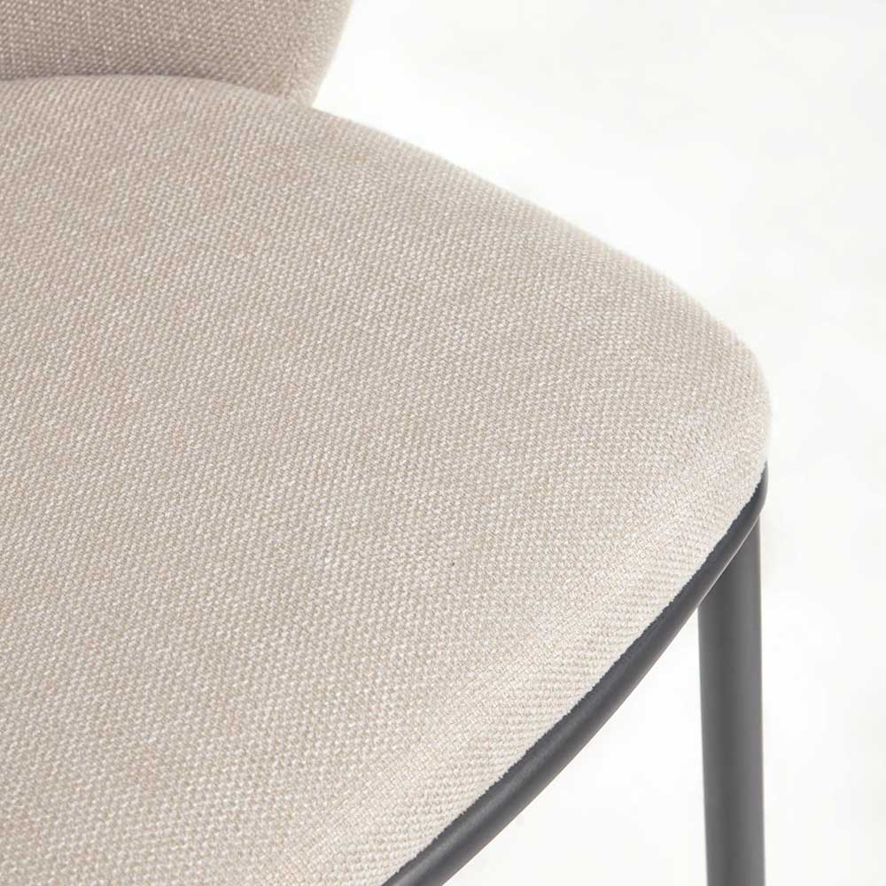 Nahaufnahme der beigen Chenille-Sitzfläche und des schwarzen Rahmens – Daroncas