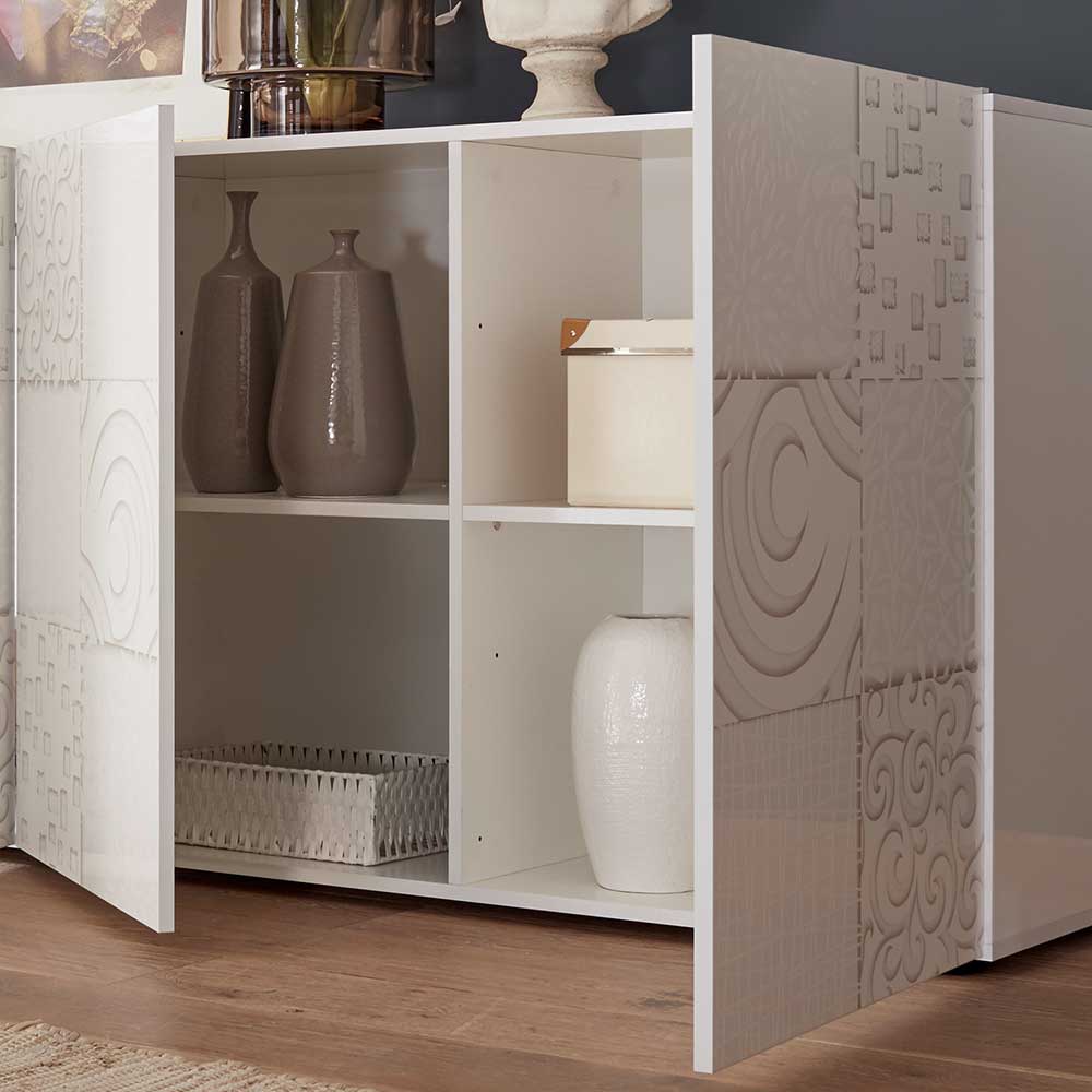 Sideboard mit geöffneten gemusterten weißen Türen und sichtbaren Ablagefächern für Aufbewahrung – Vascaub