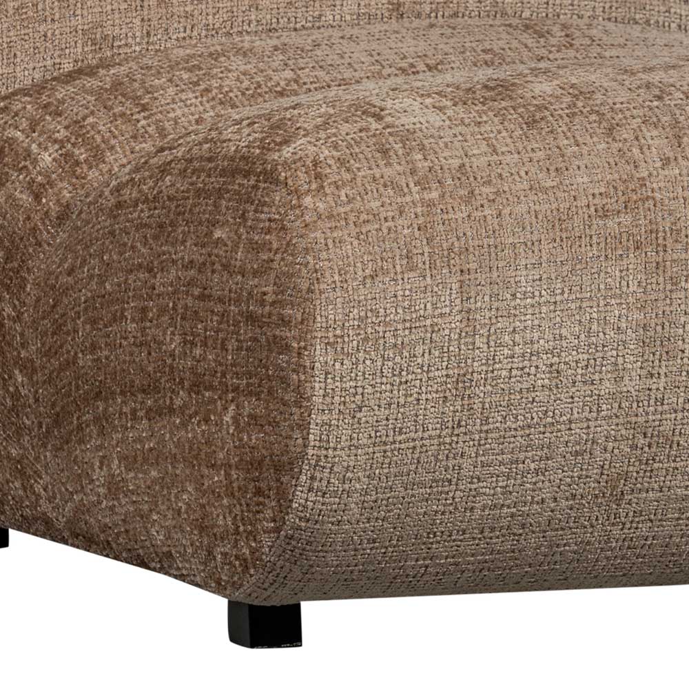 Chenille-Stoffdetail des hellbraunen Designsessels mit feiner Webstruktur und schwarzem Standfuß – Glacita