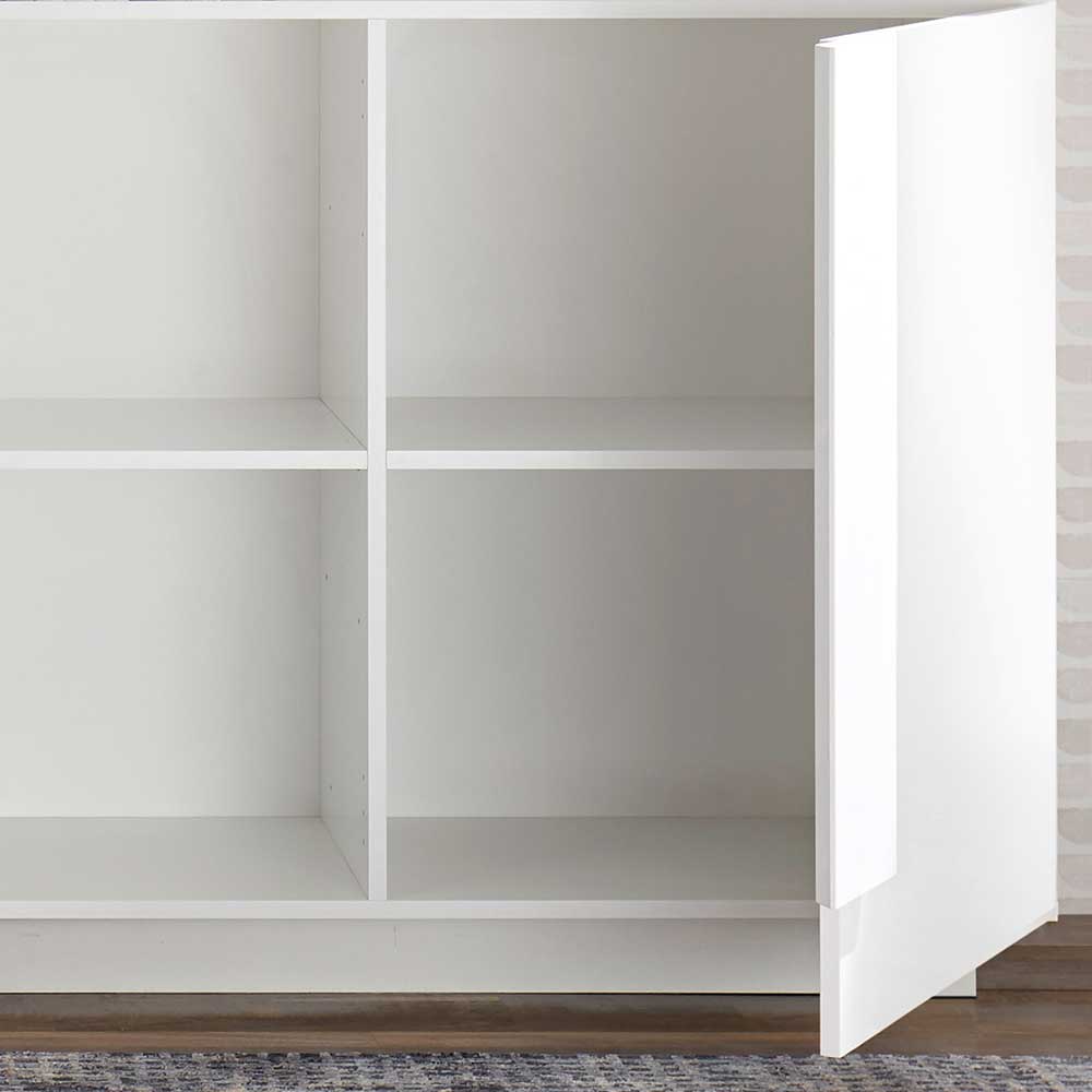 Offenes weißes Schrankfach des Sideboards mit zwei integrierten Ablagefächern – Kerym