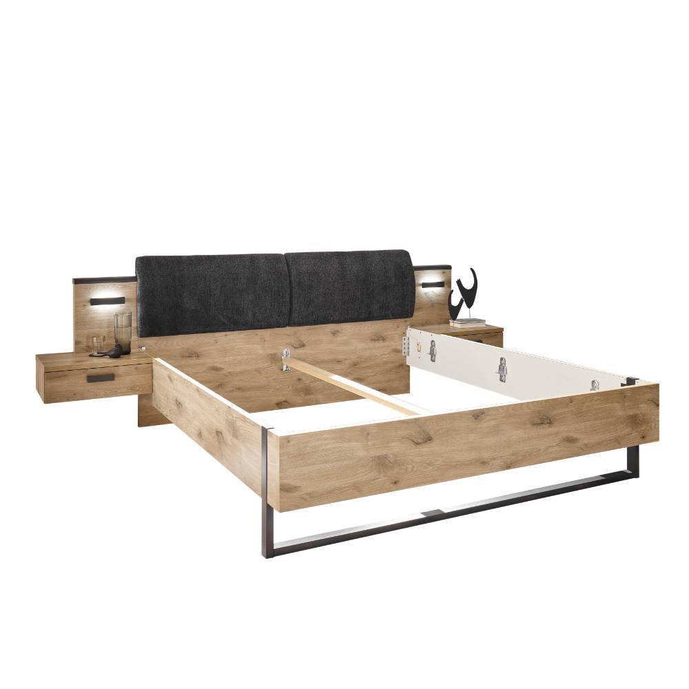 Doppelbett in Eichenachbildung mit Stoffkopfteil und zwei Nachtkonsolen unaufgebaut – Jona