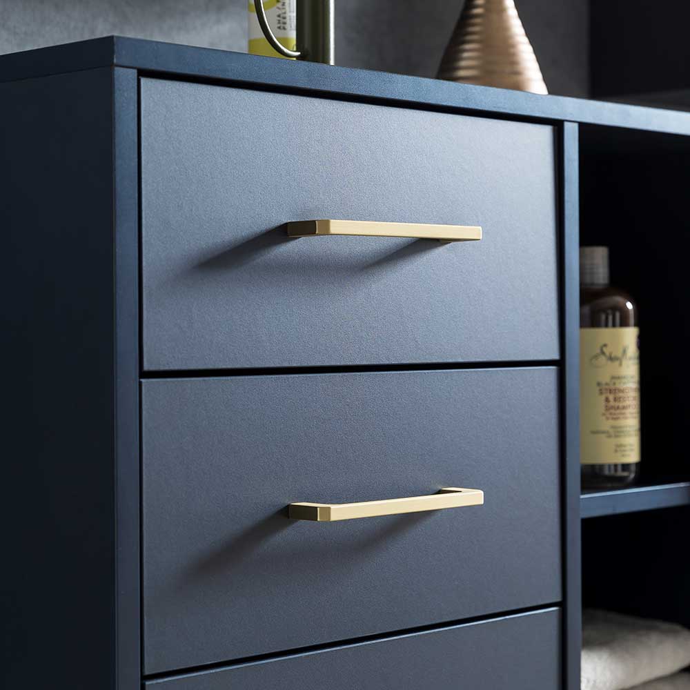 Zwei dunkelblaue Schubladen eines Badezimmerschranks mit eleganten goldfarbenen Griffen – Chinale