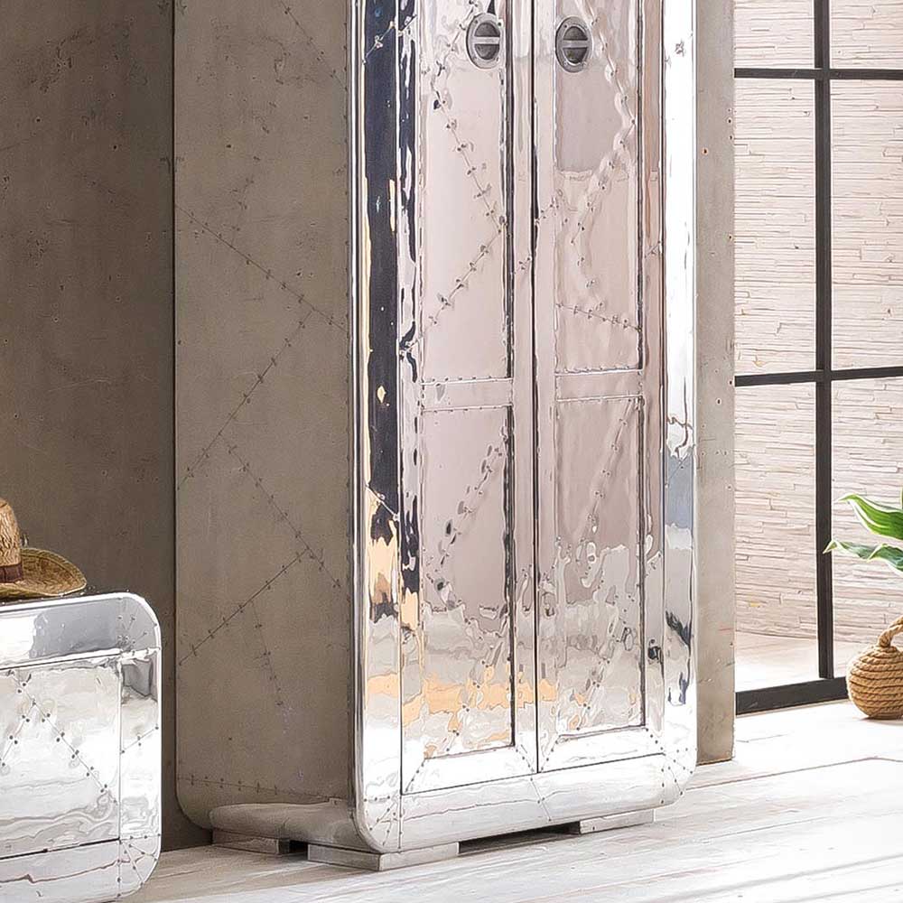 Glänzender Aluminium Dielenschrank mit Nieten und runden Griffen im industriellen Design – Pilot