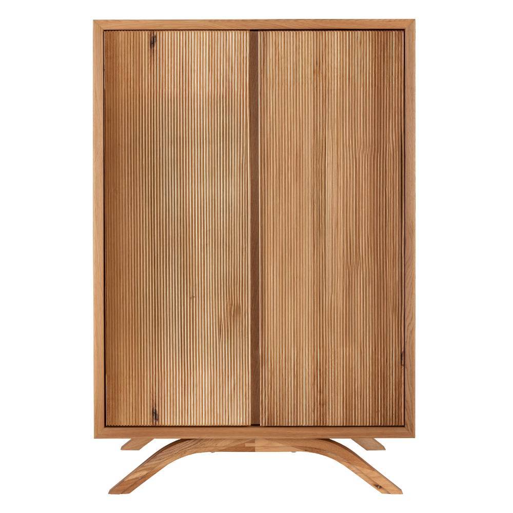 Frontansicht des Wildeiche Highboards mit geriffelten Massivholz-Doppeltüren für das Wohnzimmer – Fredellia